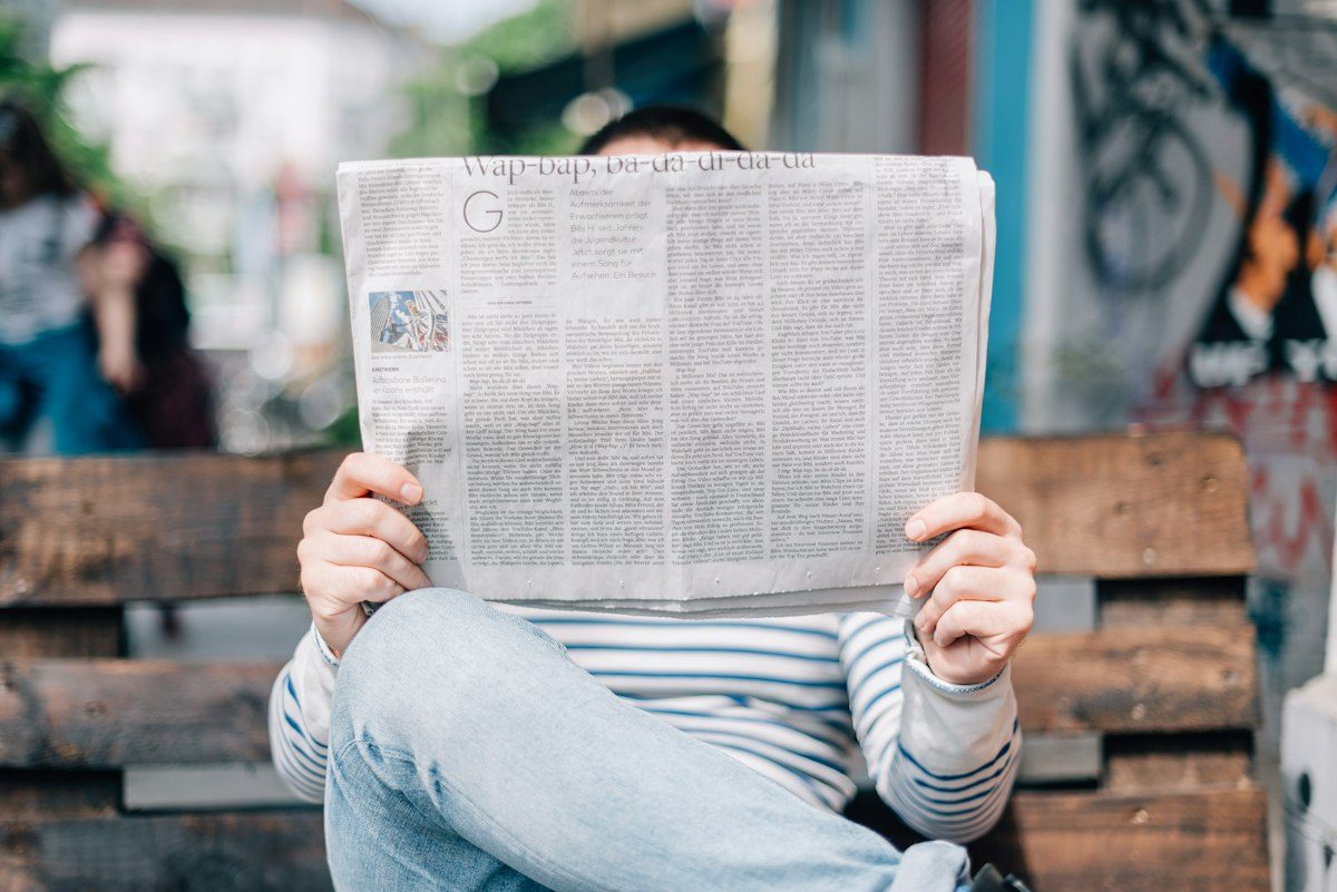 Equipo de comunicación revisando noticias y medios